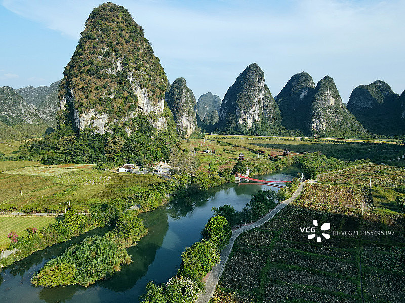 航拍广西靖西旧州古镇河流和喀斯特峰丛图片素材