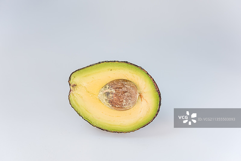 棚拍新鲜的牛油果图片素材