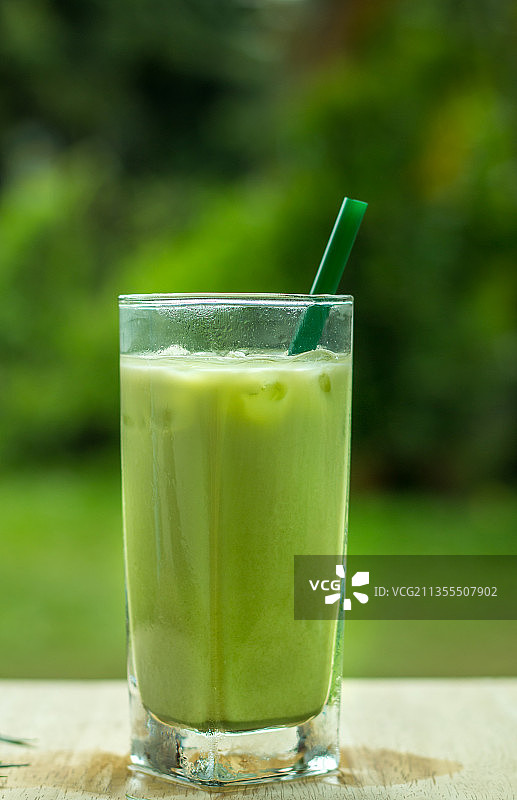 桌上饮料的特写镜头图片素材