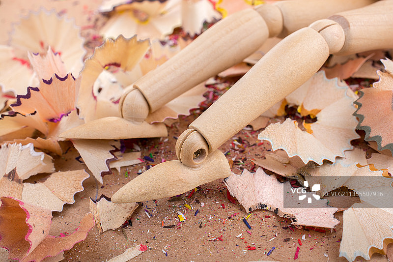 桌子上铅笔屑特写图片素材