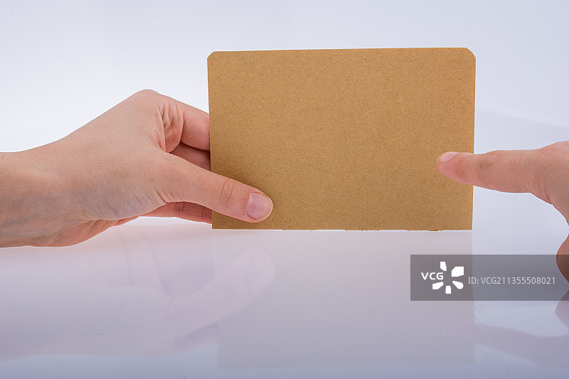 手持纸张，白色背景图片素材