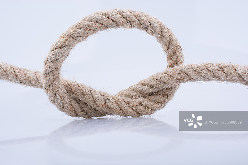 白色背景上缠绕的绳索特写图片素材
