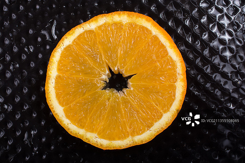 橙子切片的特写，黑色背景图片素材