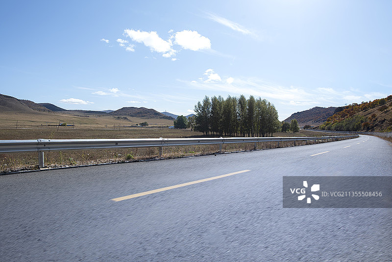 秋天内蒙古公路一马平川图片素材