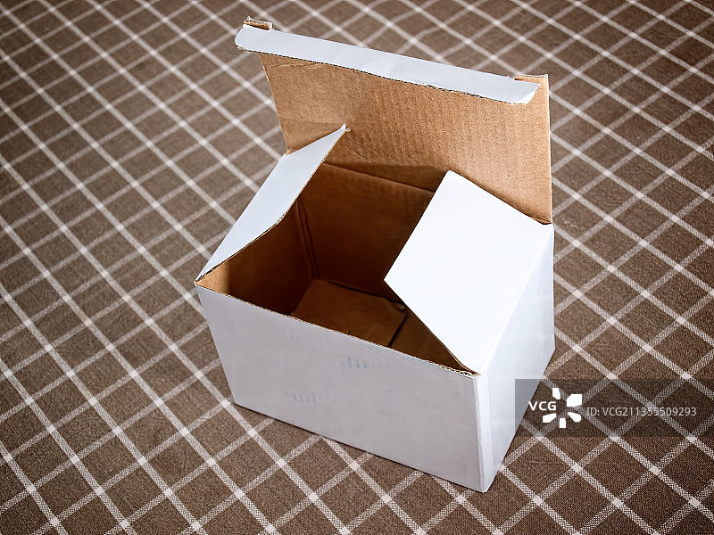 桌子上纸板箱的俯视图图片素材