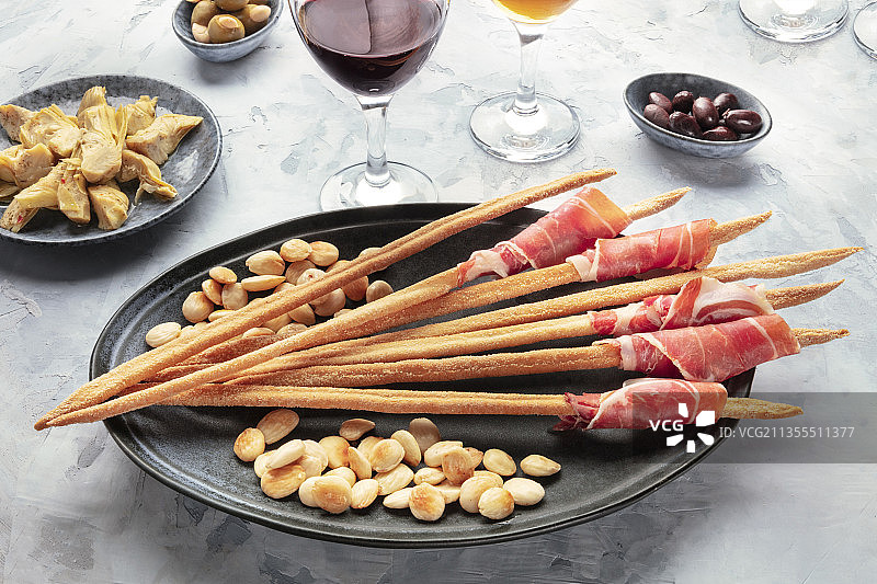 餐桌上食物的高角度视角图片素材