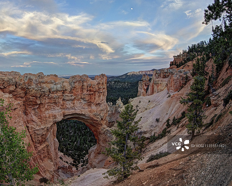 多云天空下的古遗址风光图片素材