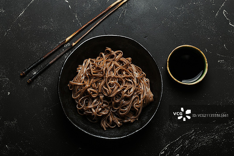 桌子上盘子里面的条俯视照片图片素材