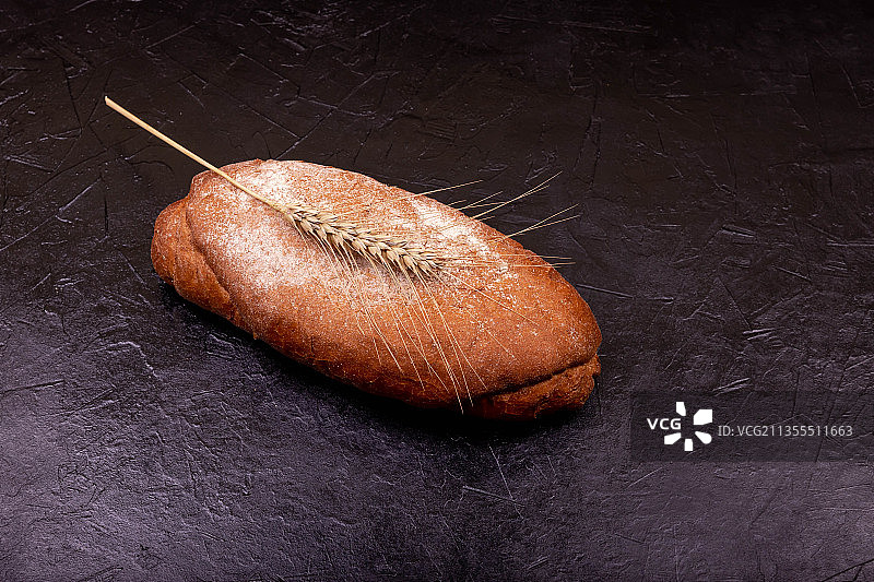 面包在桌上的高角度视图图片素材