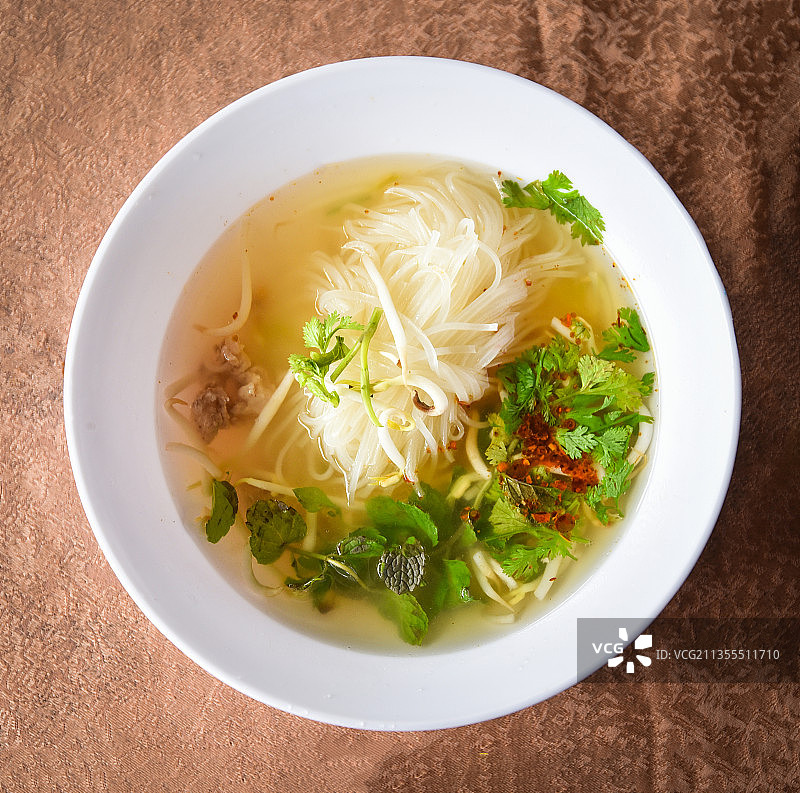 高角度的汤碗在桌上图片素材