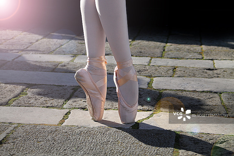 在人行道上跳舞的芭蕾舞演员，意大利图片素材