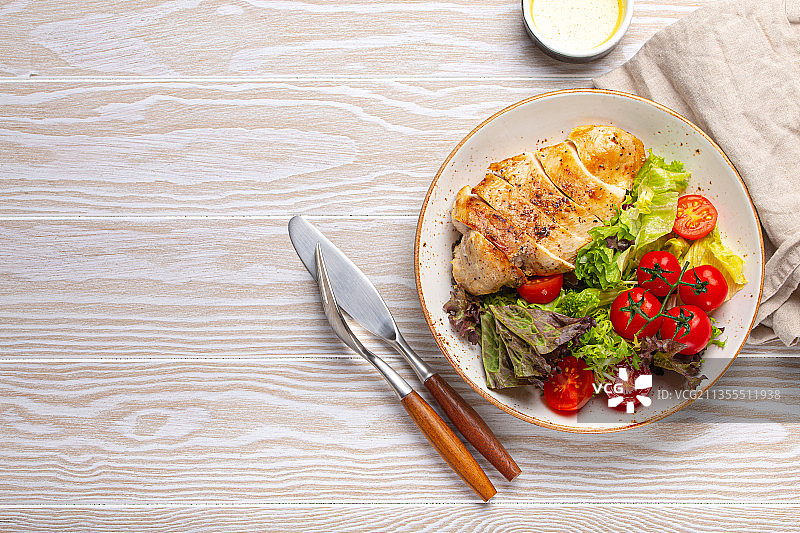 高角度的食物在盘子上的桌子图片素材