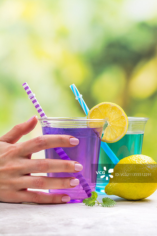 手持饮料的局部照片图片素材