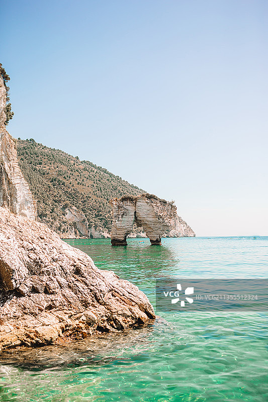湛蓝天空下的海景图片素材