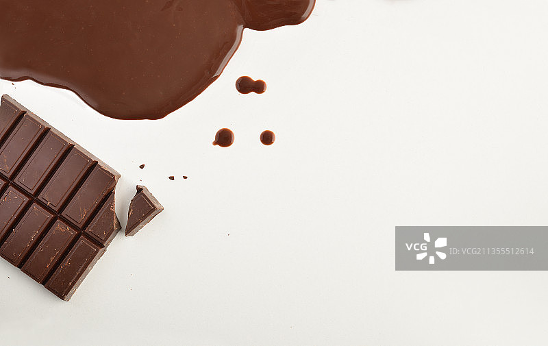 俯视角度拍摄的白色背景上的巧克力棒图片素材