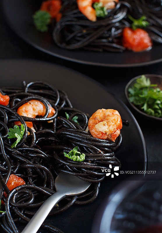 高角度的食物在盘子上的桌子图片素材