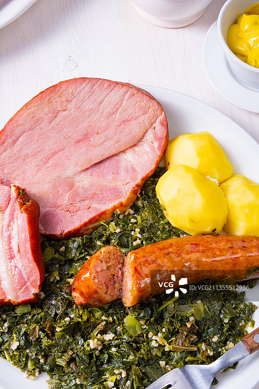 盘子里的肉的特写图片素材