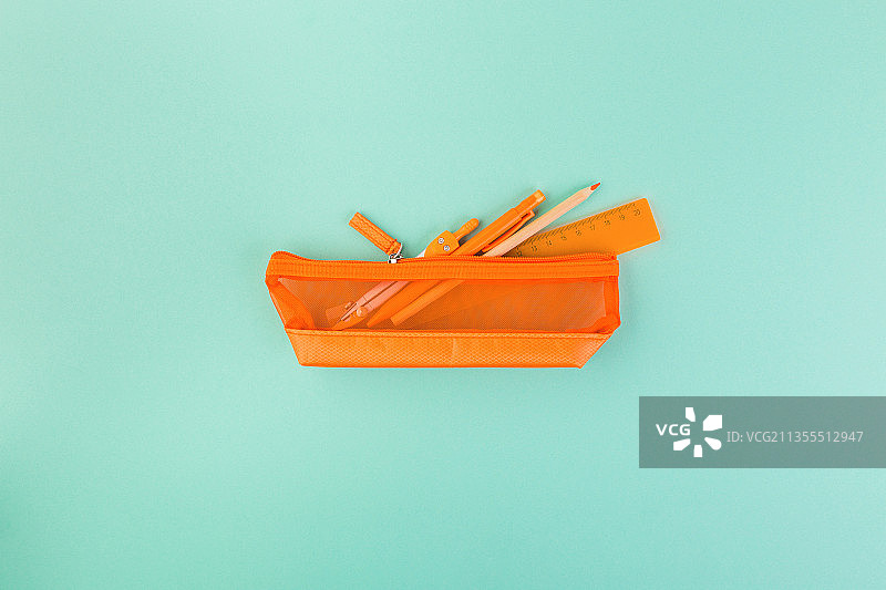 彩色背景容器中的铅笔俯视图图片素材