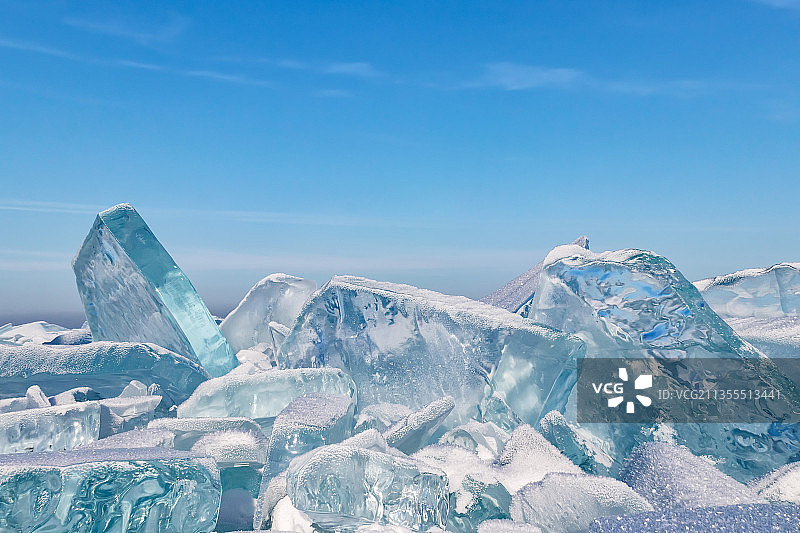 冰封大海的景色，映衬着蓝天图片素材