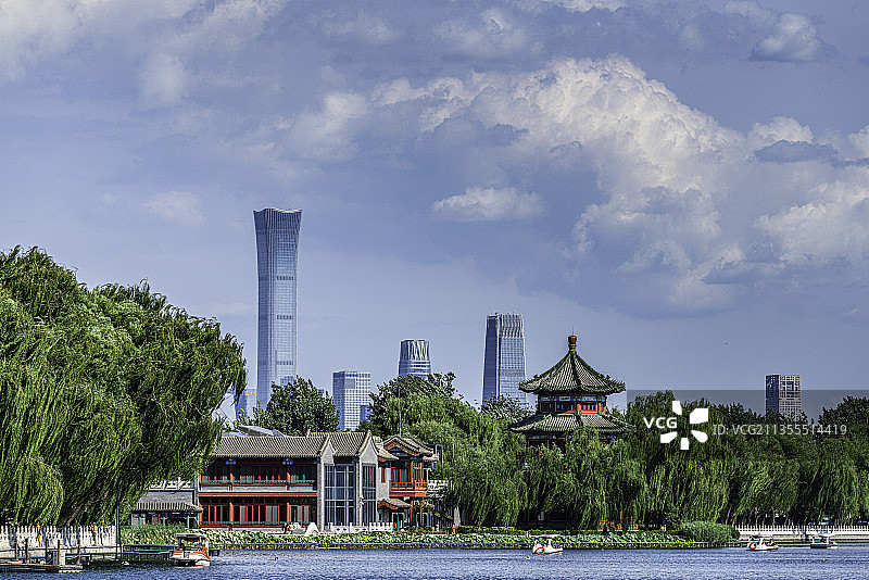 亚洲中国，北京什刹海，晴朗的夏日，远处北京中信大厦和CBD商圈图片素材