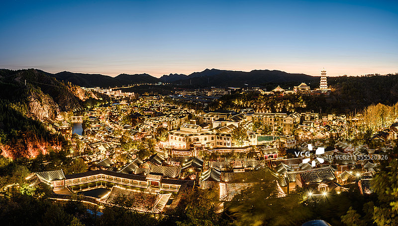 傍晚时分亮灯的古北水镇图片素材