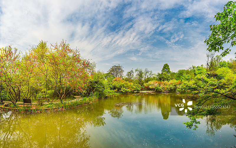 中国江苏南京栖霞山桃花涧的池塘桃花和园林建筑图片素材