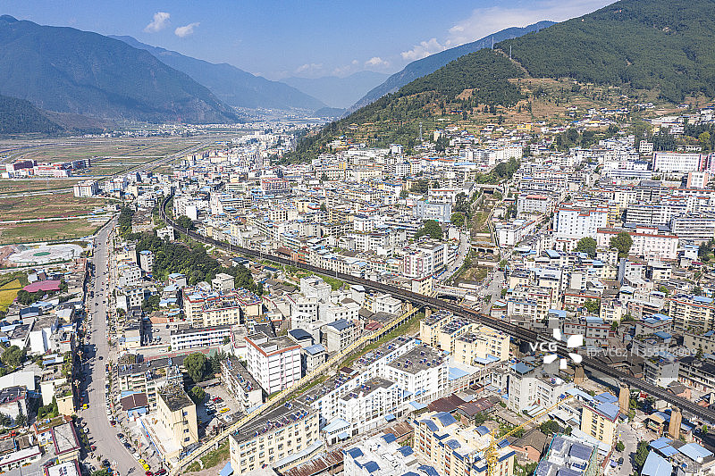 SS3机车牵引货车通过凉山州喜德县图片素材