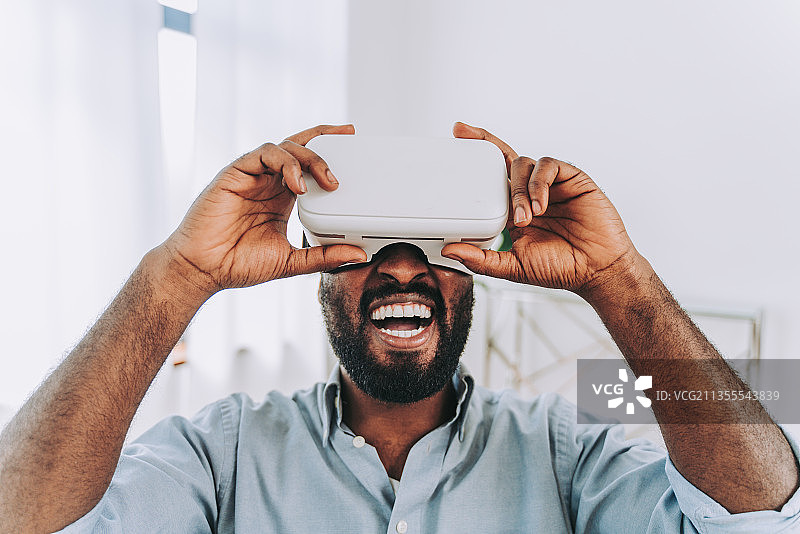 男人在客厅使用智能手机图片素材