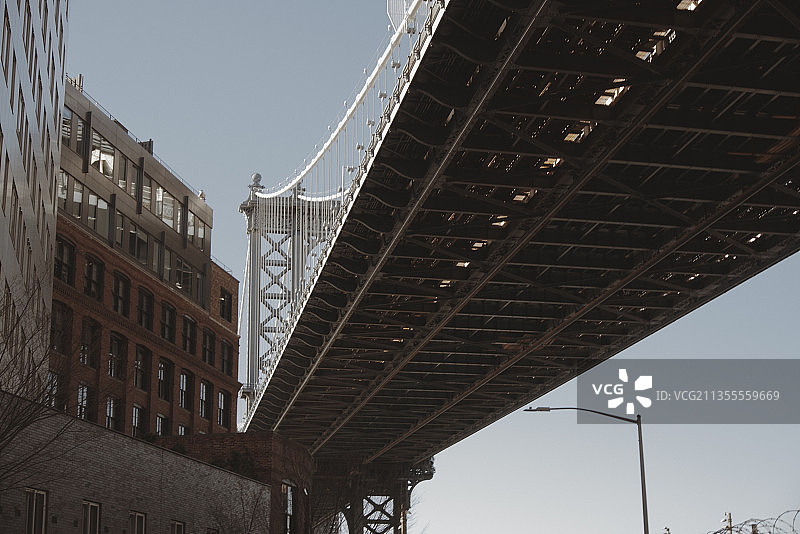 从布鲁克林的一条小巷看到的曼哈顿大桥图片素材