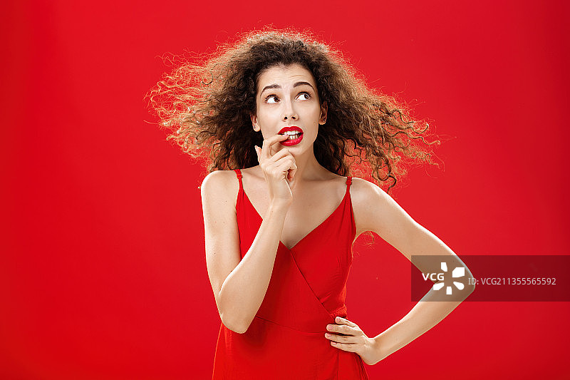 站在红色背景前的女人肖像图片素材