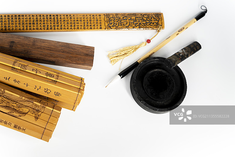 传统文化文字竹简和文房四宝图片素材