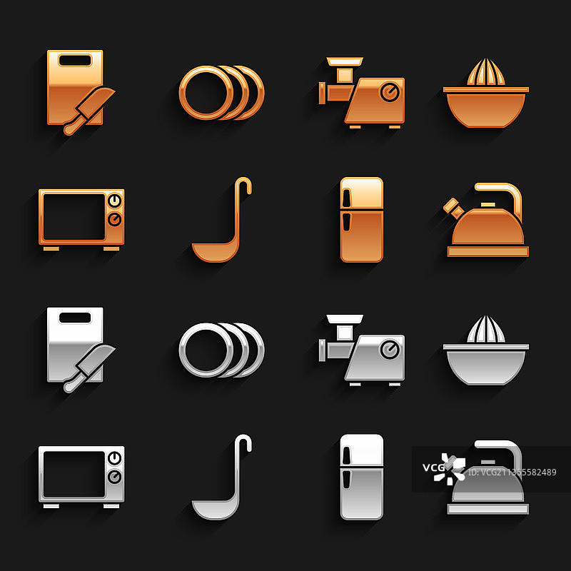 厨房用具套装：长柄勺、柑橘榨汁器、水壶图片素材