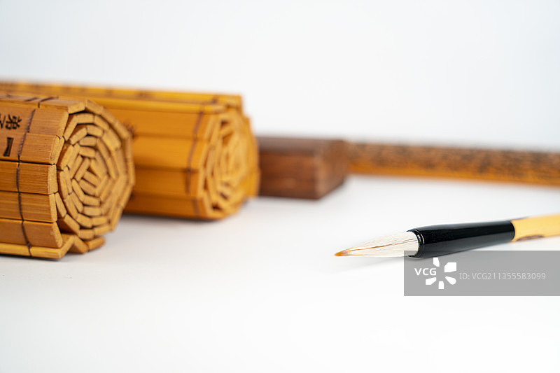 卷曲的竹简和传统文具毛笔图片素材