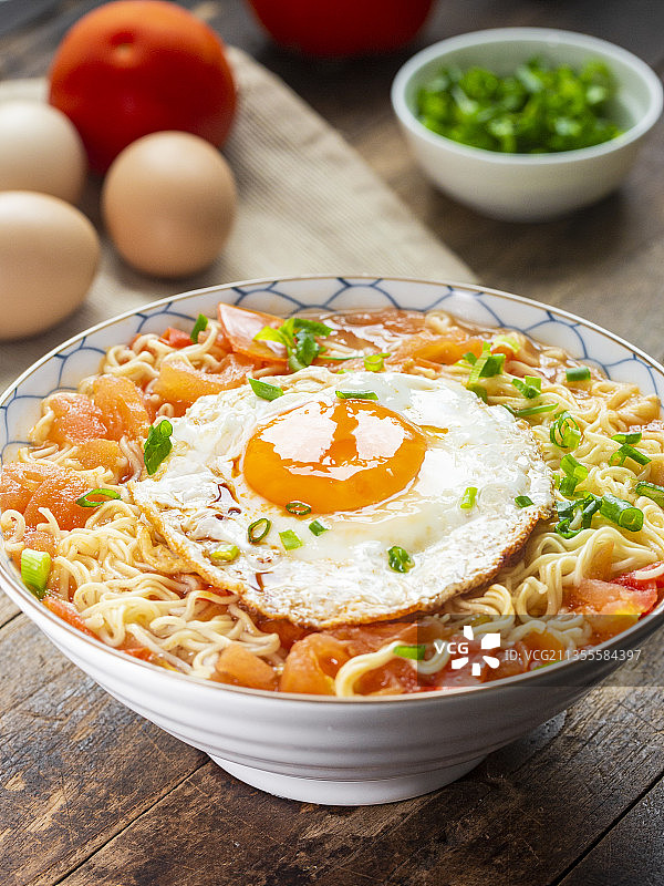 桌面碗里的番茄鸡蛋面特写画面图片素材