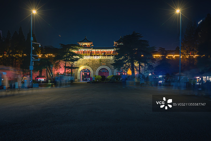 璀璨夜色里的玄武门+南京图片素材