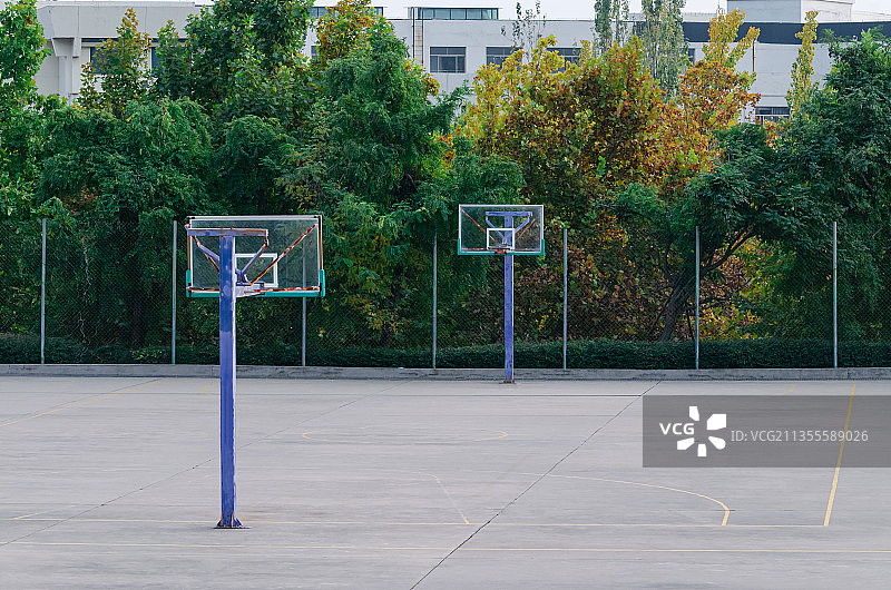 中国山东泰安校园里的篮球场图片素材