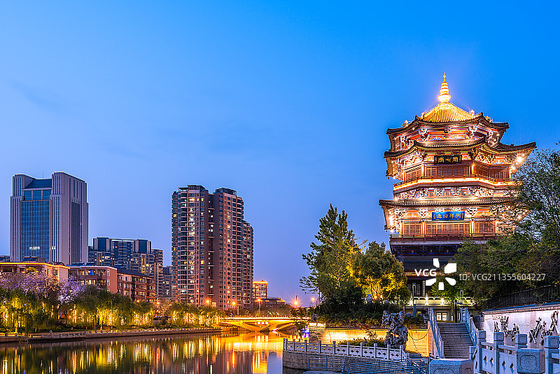 中国江苏南京的赏心亭古建筑夜景图片素材