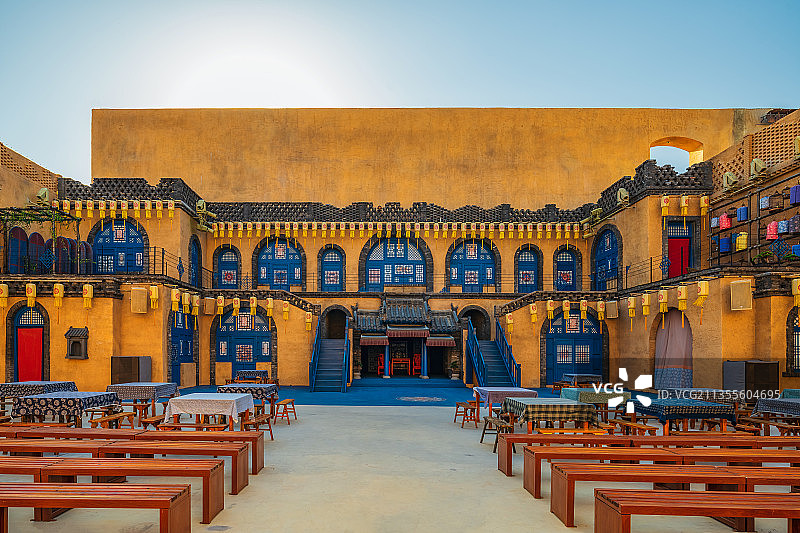 河南郑州《只有河南·戏剧幻城》剧场张家大院场景户外风光图片素材