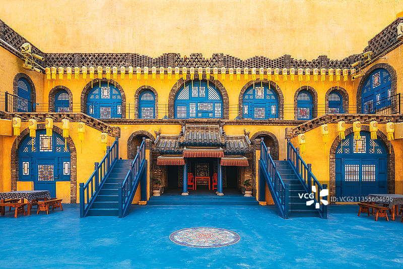 河南郑州《只有河南·戏剧幻城》剧场张家大院场景户外风光图片素材