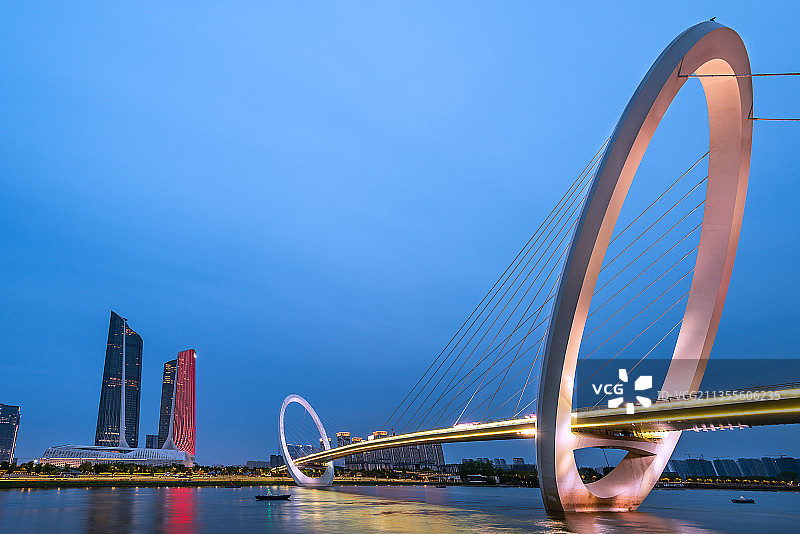 中国江苏南京地标建筑南京眼步行桥建筑夜景图片素材