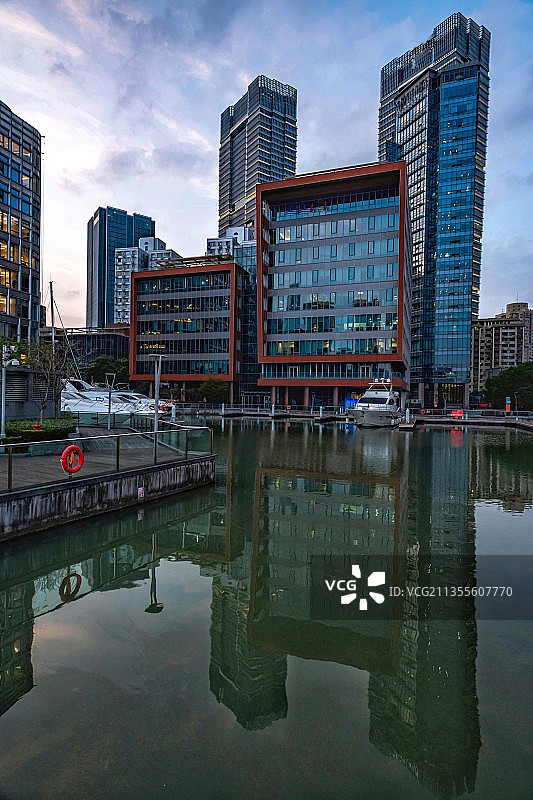 黄昏的上海北外滩游艇码头建筑风光图片素材