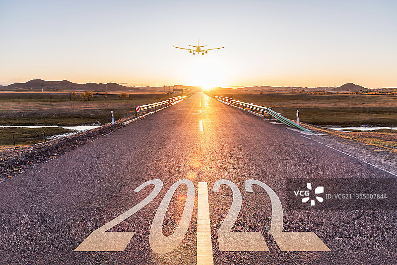 日出下2022跨年新年开始跑道公路飞机起飞图片素材