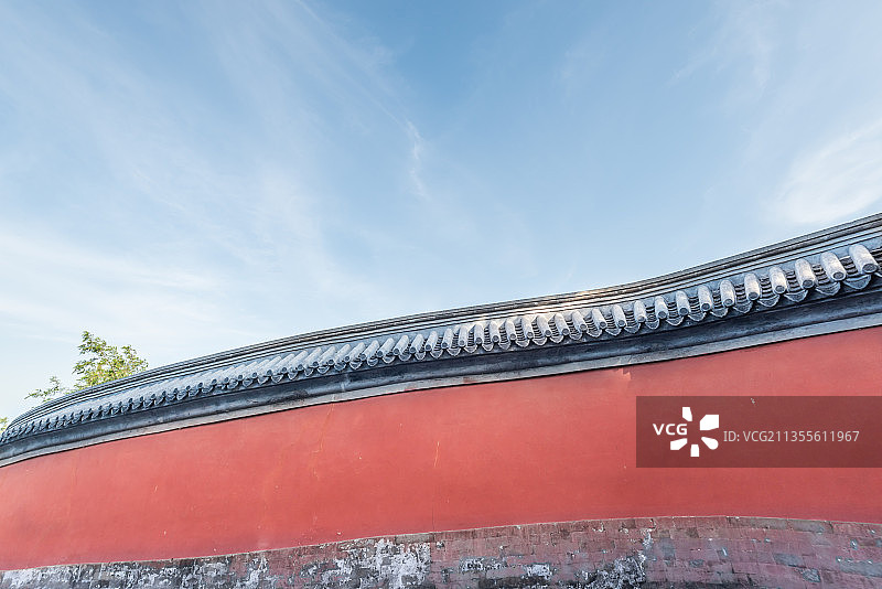 中国北京北海公园琼岛的古代园林建筑图片素材