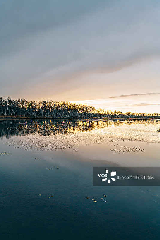 塞罕坝太阳湖图片素材