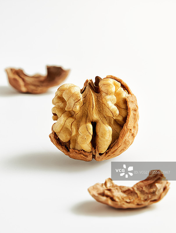 白色背景的多个核桃图片素材