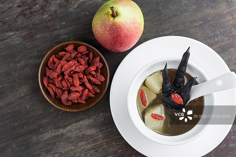 秋季滋补养生汤 乌鸡梨子枸杞汤图片素材