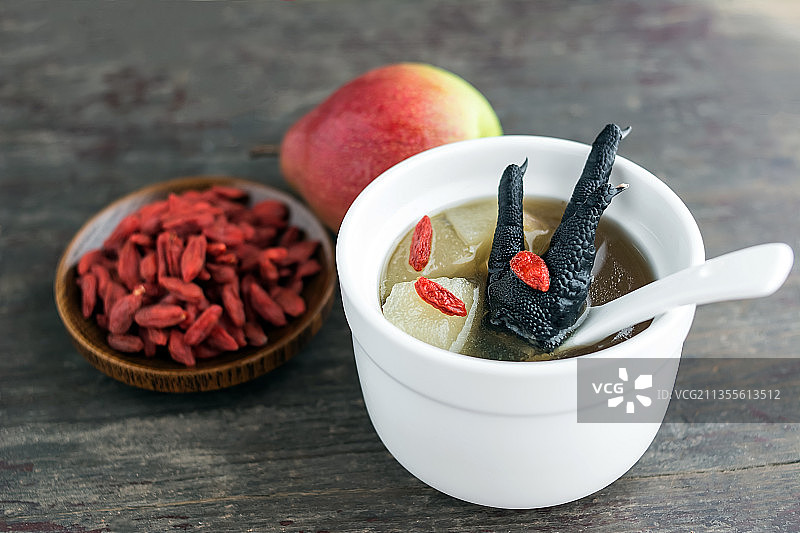 秋季滋补养生汤，乌鸡梨子枸杞汤图片素材