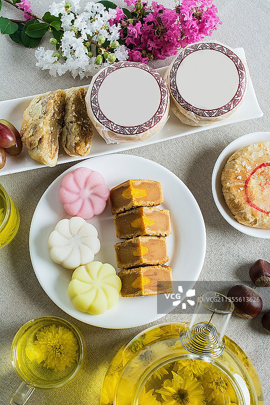 中秋节月饼点心和花茶图片素材