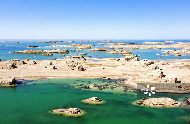 水上雅丹图片素材