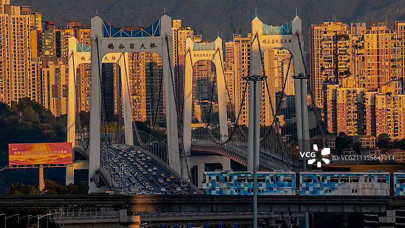 鹅公岩大桥，重庆标志性长江大桥，与轻轨和谐相处。图片素材
